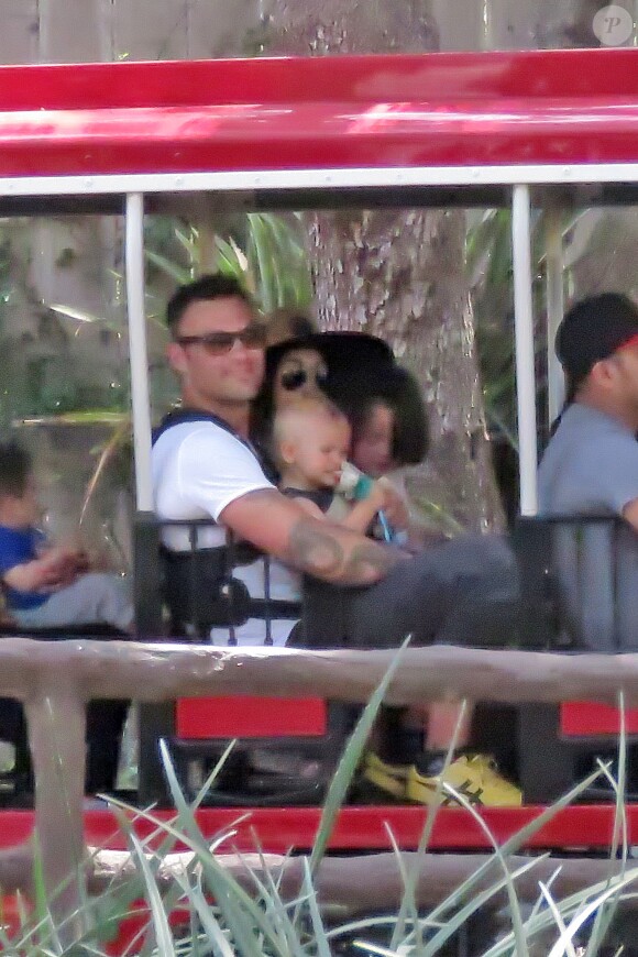 Exclusif - Megan Fox et son mari Brian Austin Green sont allés déjeuner au restaurant mexicain "Los Arroyos Montecito" avec leurs enfants Noah Shannon, Bodhi Ransom et Journey River, le 9 juillet 2017 à Santa Barbara