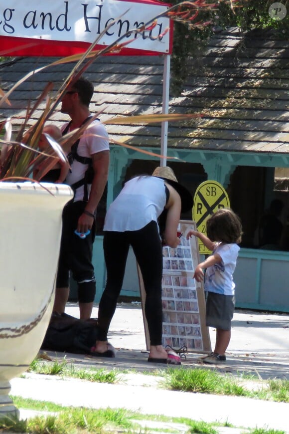 Exclusif - Megan Fox et son mari Brian Austin Green sont allés déjeuner au restaurant mexicain "Los Arroyos Montecito" avec leurs enfants Noah Shannon, Bodhi Ransom et Journey River, le 9 juillet 2017 à Santa Barbara