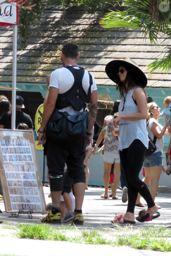 Exclusif - Megan Fox et son mari Brian Austin Green sont allés déjeuner au restaurant mexicain "Los Arroyos Montecito" avec leurs enfants Noah Shannon, Bodhi Ransom et Journey River, le 9 juillet 2017 à Santa Barbara