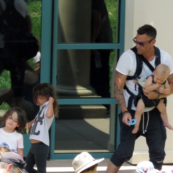 Exclusif - Megan Fox et son mari Brian Austin Green sont allés déjeuner au restaurant mexicain "Los Arroyos Montecito" avec leurs enfants Noah Shannon, Bodhi Ransom et Journey River, le 9 juillet 2017 à Santa Barbara