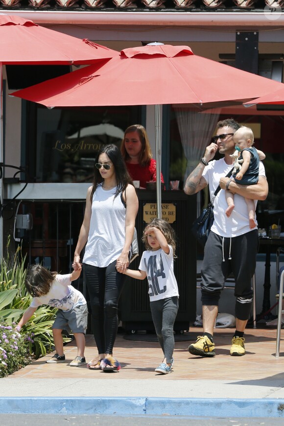 Exclusif - Megan Fox et son mari Brian Austin Green sont allés déjeuner au restaurant mexicain "Los Arroyos Montecito" avec leurs enfants Noah Shannon, Bodhi Ransom et Journey River, le 9 juillet 2017 à Santa Barbara