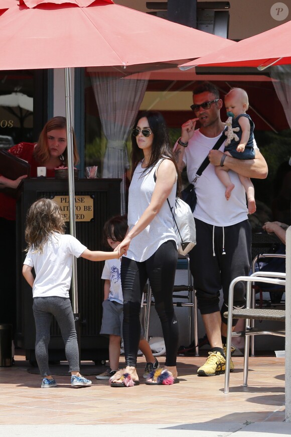 Exclusif - Megan Fox et son mari Brian Austin Green sont allés déjeuner au restaurant mexicain "Los Arroyos Montecito" avec leurs enfants Noah Shannon, Bodhi Ransom et Journey River, le 9 juillet 2017 à Santa Barbara