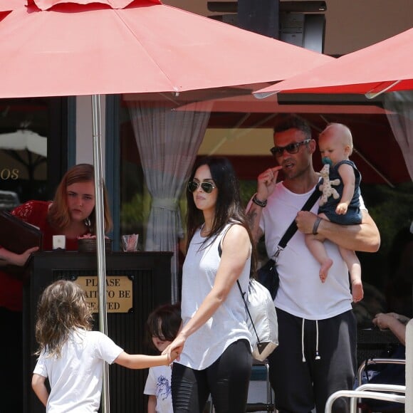 Exclusif - Megan Fox et son mari Brian Austin Green sont allés déjeuner au restaurant mexicain "Los Arroyos Montecito" avec leurs enfants Noah Shannon, Bodhi Ransom et Journey River, le 9 juillet 2017 à Santa Barbara