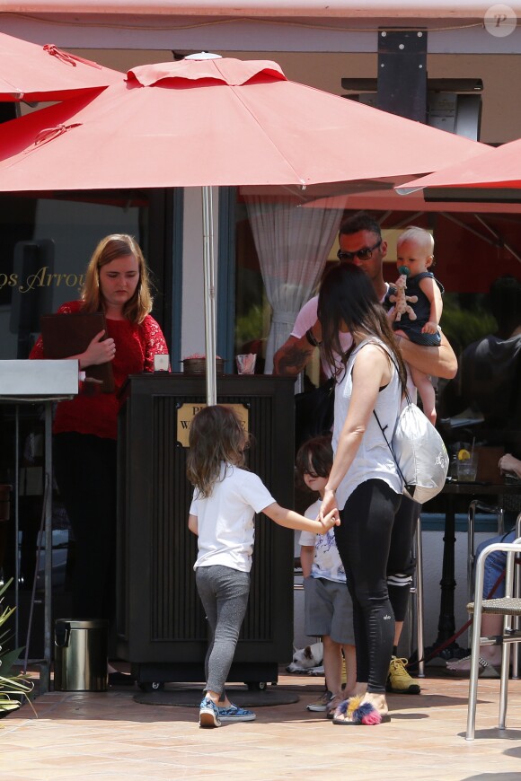 Exclusif - Megan Fox et son mari Brian Austin Green sont allés déjeuner au restaurant mexicain "Los Arroyos Montecito" avec leurs enfants Noah Shannon, Bodhi Ransom et Journey River, le 9 juillet 2017 à Santa Barbara