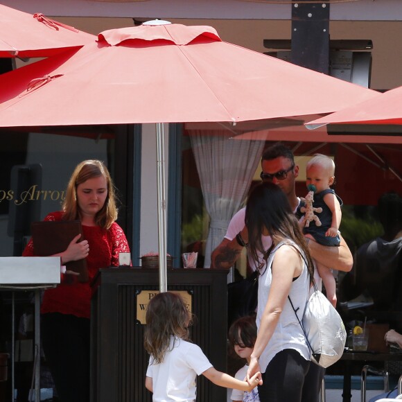 Exclusif - Megan Fox et son mari Brian Austin Green sont allés déjeuner au restaurant mexicain "Los Arroyos Montecito" avec leurs enfants Noah Shannon, Bodhi Ransom et Journey River, le 9 juillet 2017 à Santa Barbara