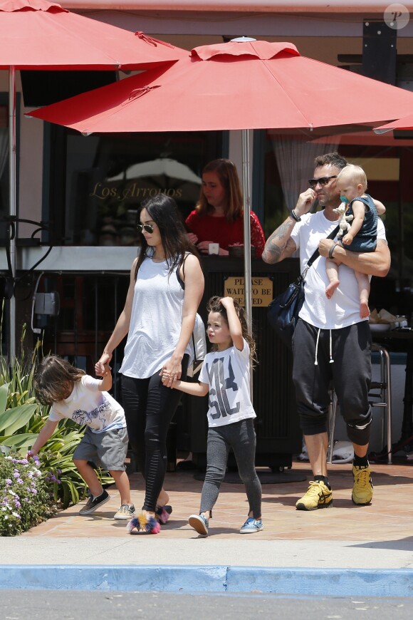 Exclusif - Megan Fox et son mari Brian Austin Green sont allés déjeuner au restaurant mexicain "Los Arroyos Montecito" avec leurs enfants Noah Shannon, Bodhi Ransom et Journey River, le 9 juillet 2017 à Santa Barbara
