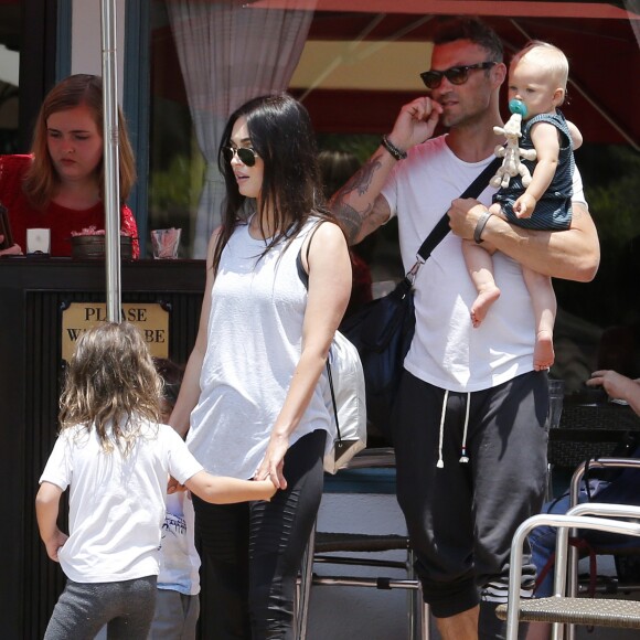 Exclusif - Megan Fox et son mari Brian Austin Green sont allés déjeuner au restaurant mexicain "Los Arroyos Montecito" avec leurs enfants Noah Shannon, Bodhi Ransom et Journey River, le 9 juillet 2017 à Santa Barbara