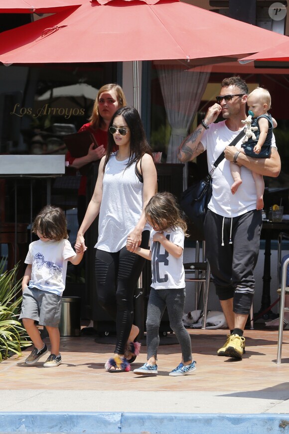 Exclusif - Megan Fox et son mari Brian Austin Green sont allés déjeuner au restaurant mexicain "Los Arroyos Montecito" avec leurs enfants Noah Shannon, Bodhi Ransom et Journey River, le 9 juillet 2017 à Santa Barbara