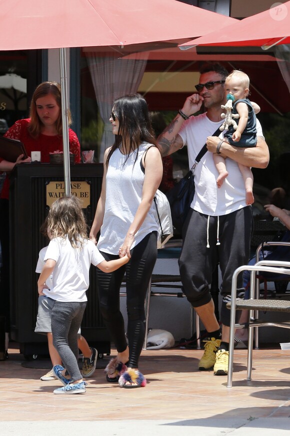 Exclusif - Megan Fox et son mari Brian Austin Green sont allés déjeuner au restaurant mexicain "Los Arroyos Montecito" avec leurs enfants Noah Shannon, Bodhi Ransom et Journey River, le 9 juillet 2017 à Santa Barbara