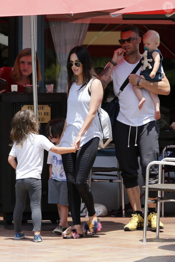 Exclusif - Megan Fox et son mari Brian Austin Green sont allés déjeuner au restaurant mexicain "Los Arroyos Montecito" avec leurs enfants Noah Shannon, Bodhi Ransom et Journey River, le 9 juillet 2017 à Santa Barbara