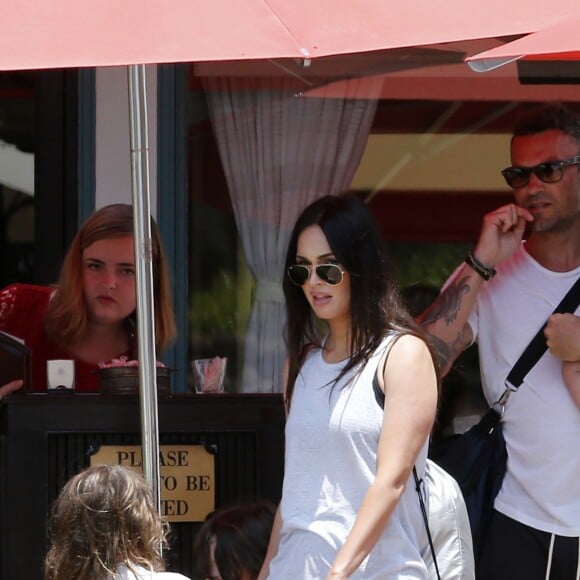 Exclusif - Megan Fox et son mari Brian Austin Green sont allés déjeuner au restaurant mexicain "Los Arroyos Montecito" avec leurs enfants Noah Shannon, Bodhi Ransom et Journey River, le 9 juillet 2017 à Santa Barbara