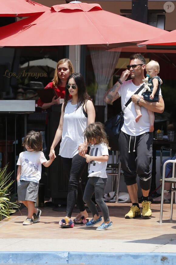 Exclusif - Megan Fox et son mari Brian Austin Green sont allés déjeuner au restaurant mexicain "Los Arroyos Montecito" avec leurs enfants Noah Shannon, Bodhi Ransom et Journey River, le 9 juillet 2017 à Santa Barbara