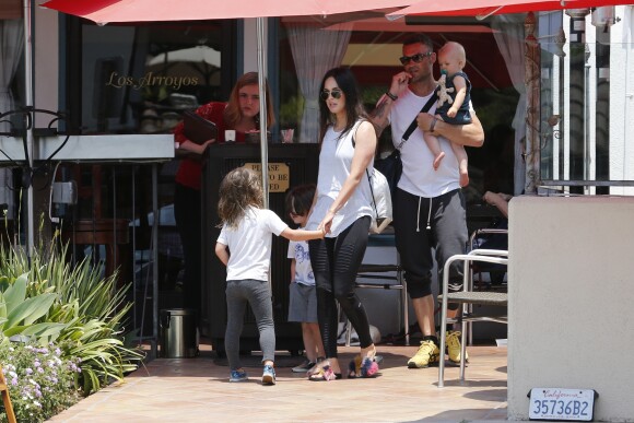 Exclusif - Megan Fox et son mari Brian Austin Green sont allés déjeuner au restaurant mexicain "Los Arroyos Montecito" avec leurs enfants Noah Shannon, Bodhi Ransom et Journey River, le 9 juillet 2017 à Santa Barbara