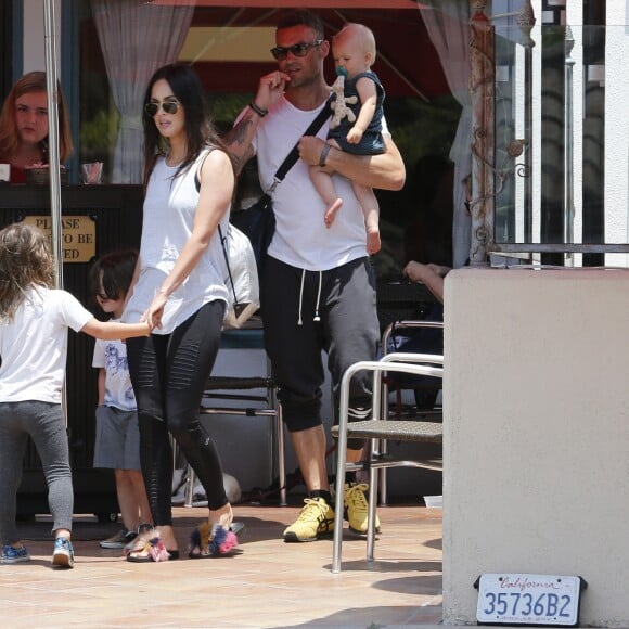 Exclusif - Megan Fox et son mari Brian Austin Green sont allés déjeuner au restaurant mexicain "Los Arroyos Montecito" avec leurs enfants Noah Shannon, Bodhi Ransom et Journey River, le 9 juillet 2017 à Santa Barbara