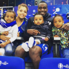 Blaise Matuidi et sa compagne Isabelle Malice posent avec leurs trois enfants (Myliane, Naëlle et Éden) sur Instagram.