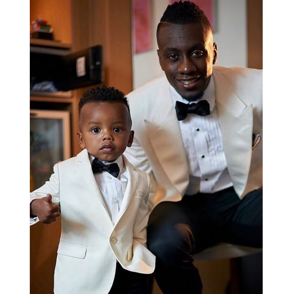 Blaise Matuidi pose avec son fils Eden, son adorable mini-moi en smoking. Instagram, 24 juillet 2017.