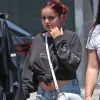 Ariel Winter fait du shopping avec une amie à Weho dans les rues de West Hollywood, le 14 juillet 2017