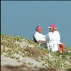 Frank Sinatra et sa femme Barbara à Malibu sur la plage sur des chaises longues en blanc.