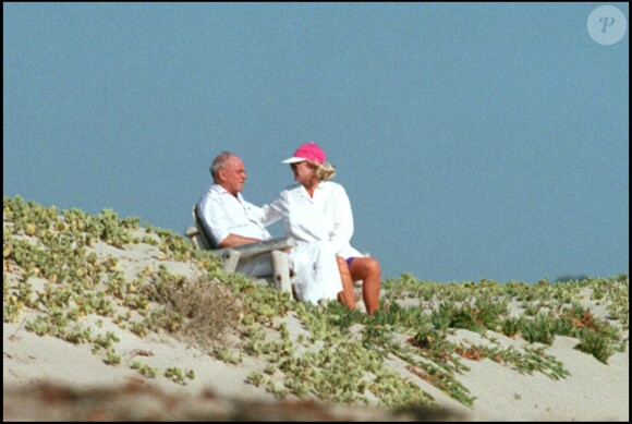 Frank Sinatra et sa femme Barbara à Malibu sur la plage sur des chaises longues en blanc.