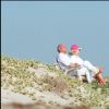 Frank Sinatra et sa femme Barbara à Malibu sur la plage sur des chaises longues en blanc.