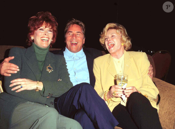 Barbara Sinatra et des amis, en 1998.