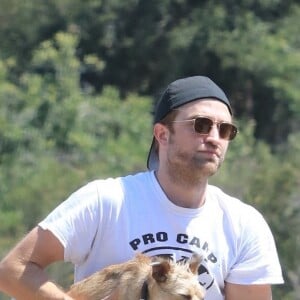 Exclusif - Robert Pattinson emmène son chien se balader dans un parc à Los Angeles, le 15 juillet 2017