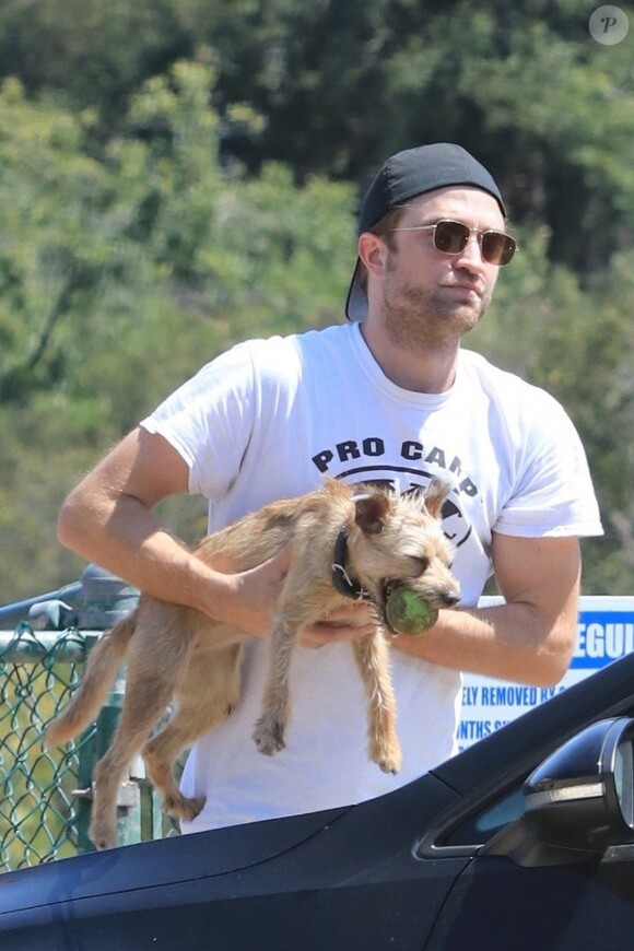 Exclusif - Robert Pattinson emmène son chien se balader dans un parc à Los Angeles, le 15 juillet 2017