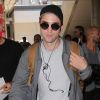 Robert Pattinson arrive à l'aéroport de LAX à Los Angeles. Robert était dans le même avion que K. Stewart mais ils ne se sont ni croisés ni parlés... le 7 juillet 2017
