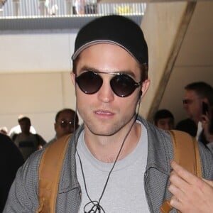 Robert Pattinson arrive à l'aéroport de LAX à Los Angeles. Robert était dans le même avion que K. Stewart mais ils ne se sont ni croisés ni parlés... le 7 juillet 2017
