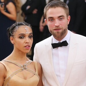 Robert Pattinson et sa petite amie FKA Twigs - Soirée Costume Institute Benefit Gala 2016 (Met Ball) sur le thème de "Manus x Machina" au Metropolitan Museum of Art à New York, le 2 mai 2016.