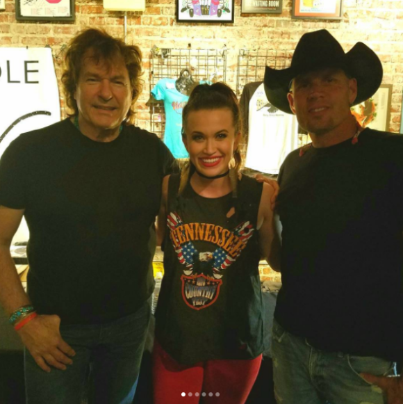 Abby Nicole (centre) avec le groupe de country Blackhawk sur une photo publiée sur Instagram le 10 avril 2017
