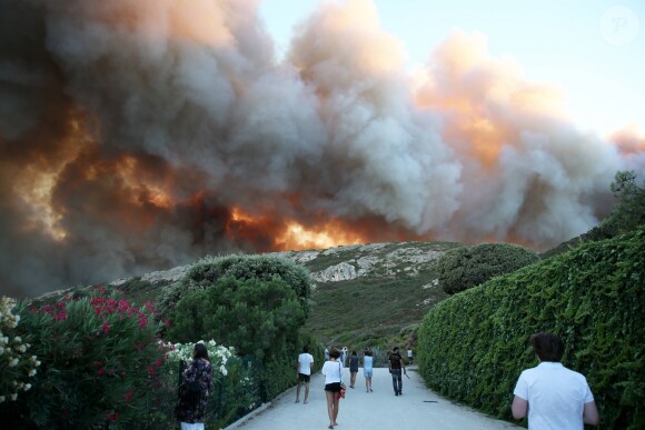 Un départ d'incendie attisé par un vent très violent s'est déclaré à 19 h30 dans les collines de Gigaro, à La Croix-Valmer le 23 juillet 2017. Le fameux site de l'Escalet a été ravagé et le panache de fumée poussé par un mistral impressionnant a envahi la baie de Pampelonne et est visible dans tout le Golfe de Saint-Tropez. Canadairs et trackers ont tournoyé jusqu'à la nuit tombée en espérant contenir un feu attisé par un vent extrêmement virulent. En vain. L'incendie a dévalé au galop sur Gigaro avant de s'attaquer à Escalet, où la panique a gagné les habitants, évacués la nuit. Plus de 300 ha sont déjà partis en fumée. © Dominique Jacovides-Cyril Moreau/Bestimage