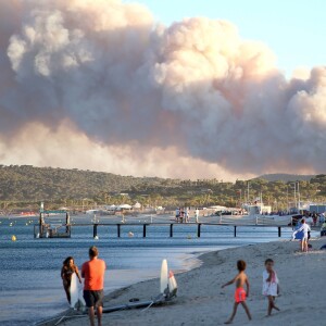 Un départ d'incendie attisé par un vent très violent s'est déclaré à 19 h30 dans les collines de Gigaro, à La Croix-Valmer le 23 juillet 2017. Le fameux site de l'Escalet a été ravagé et le panache de fumée poussé par un mistral impressionnant a envahi la baie de Pampelonne et est visible dans tout le Golfe de Saint-Tropez. Canadairs et trackers ont tournoyé jusqu'à la nuit tombée en espérant contenir un feu attisé par un vent extrêmement virulent. En vain. L'incendie a dévalé au galop sur Gigaro avant de s'attaquer à Escalet, où la panique a gagné les habitants, évacués la nuit. Plus de 300 ha sont déjà partis en fumée. © Dominique Jacovides-Cyril Moreau/Bestimage