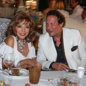 Exclusif - Joan Collins et son mari Percy Gibson - Pamela Anderson est la marraine de la 22ème soirée Blanche de son restaurant vegan éphémère "La Table du Marché by Pamela" à Ramatuelle le 10 juillet 2017. Christophe Leroy, organisateur de la célèbre Soirée Blanche, lui a ouvert les portes des Moulins de Ramatuelle pour imaginer cette nouvelle adresse au décor féérique qui, entre bar à champagne et carte 100% végan, va offrir durant 50 jours aux amoureux de la Côte d'Azur une alternative gourmande et chic. © Philippe Doignon / Bestimage