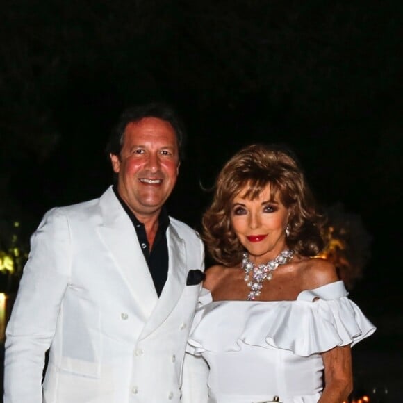Exclusif - Joan Collins et son mari Percy Gibson - Pamela Anderson est la marraine de la 22ème soirée Blanche de son restaurant vegan éphémère "La Table du Marché by Pamela" à Ramatuelle le 10 juillet 2017. Christophe Leroy, organisateur de la célèbre Soirée Blanche, lui a ouvert les portes des Moulins de Ramatuelle pour imaginer cette nouvelle adresse au décor féérique qui, entre bar à champagne et carte 100% végan, va offrir durant 50 jours aux amoureux de la Côte d'Azur une alternative gourmande et chic. © Philippe Doignon / Bestimage