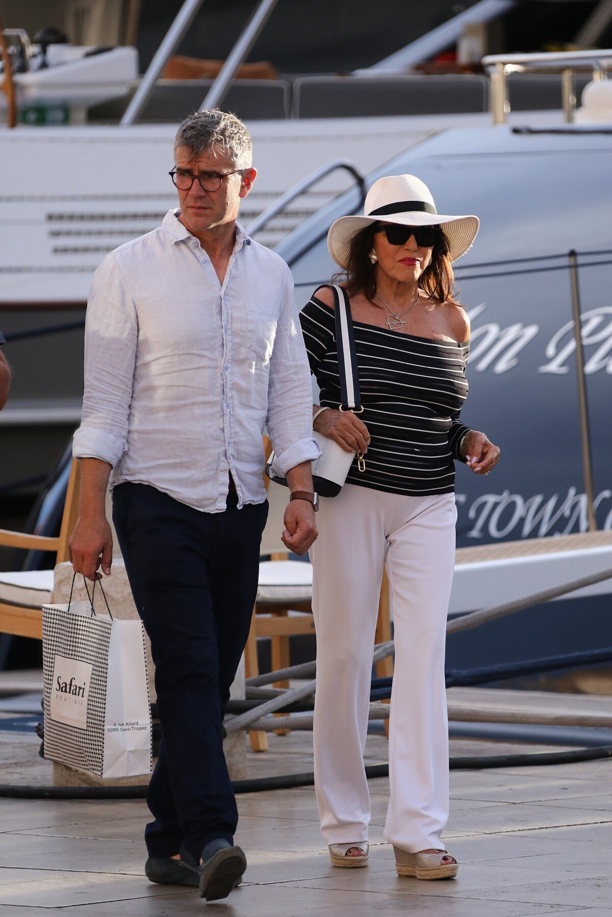 Photo : Joan Collins se balade sur le port de Saint-Tropez, Côte d'Azur