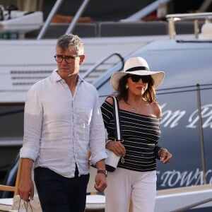Joan Collins se balade sur le port de Saint-Tropez, Côte d'Azur, France, le 28 juin 2017.