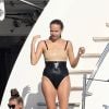Le top model Natasha Poly (Natalya Sergeyevna Polevchtchikova) profite d'une journée ensoleillée sur un yacht au large de Saint-Tropez. Le 26 juillet 2017.
