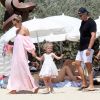 Le top model Natasha Poly, son mari Peter Bakker et leur fille Aleksandra sur la plage du Club 55 à Saint-Tropez le 26 juillet 2017.