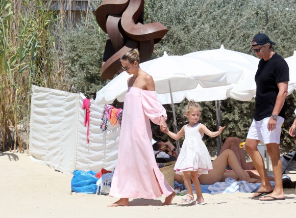 Le top model Natasha Poly, son mari Peter Bakker et leur fille Aleksandra sur la plage du Club 55 à Saint-Tropez le 26 juillet 2017.
