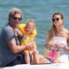 Natasha Poly, son mari Peter Bakker et leur fille Aleksandra au Club 55 à Saint-Tropez le 22 juillet 2017.