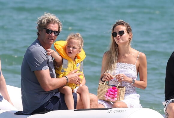 Natasha Poly, son mari Peter Bakker et leur fille Aleksandra au Club 55 à Saint-Tropez le 22 juillet 2017.