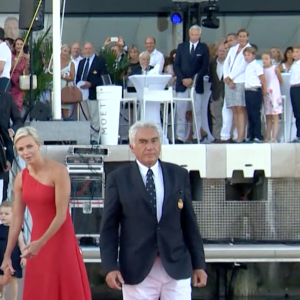 Le prince Albert II de Monaco et la princesse Charlene à leur arrivée avec leurs enfants le prince héréditaire Jacques et la princesse Gabriella le 27 juillet 2017 au port Hercule pour les cérémonies précédant le départ du M/V Yersin, un fantastique bateau d'exploration scientifique au service des Explorations de Monaco, initiative du souverain pour la connaissance et la protection des mers et des océans. © Capture d'écran de la vidéo réalisée par Les Explorations de Monaco.