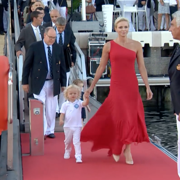 Le prince Albert II de Monaco et la princesse Charlene à leur arrivée avec leurs enfants le prince héréditaire Jacques et la princesse Gabriella le 27 juillet 2017 au port Hercule pour les cérémonies précédant le départ du M/V Yersin, un fantastique bateau d'exploration scientifique au service des Explorations de Monaco, initiative du souverain pour la connaissance et la protection des mers et des océans. © Capture d'écran de la vidéo réalisée par Les Explorations de Monaco.