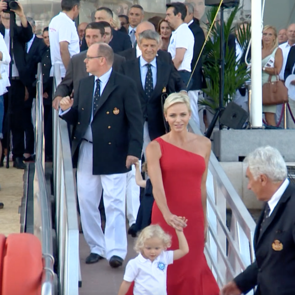 Le prince Albert II de Monaco et la princesse Charlene à leur arrivée avec leurs enfants le prince héréditaire Jacques et la princesse Gabriella le 27 juillet 2017 au port Hercule pour les cérémonies précédant le départ du M/V Yersin, un fantastique bateau d'exploration scientifique au service des Explorations de Monaco, initiative du souverain pour la connaissance et la protection des mers et des océans. © Capture d'écran de la vidéo réalisée par Les Explorations de Monaco.