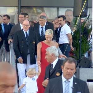 Le prince Albert II de Monaco et la princesse Charlene à leur arrivée avec leurs enfants le prince héréditaire Jacques et la princesse Gabriella le 27 juillet 2017 au port Hercule pour les cérémonies précédant le départ du M/V Yersin, un fantastique bateau d'exploration scientifique au service des Explorations de Monaco, initiative du souverain pour la connaissance et la protection des mers et des océans. © Capture d'écran de la vidéo réalisée par Les Explorations de Monaco.