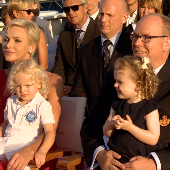 Le prince héréditaire Jacques et la princesse Gabriella sur les genoux de la princesse Charlene et du prince Albert II de Monaco le 27 juillet 2017 au port Hercule pour les cérémonies précédant le départ du M/V Yersin, un fantastique bateau d'exploration scientifique au service des Explorations de Monaco, initiative du souverain pour la connaissance et la protection des mers et des océans. © Capture d'écran de la vidéo réalisée par Les Explorations de Monaco.