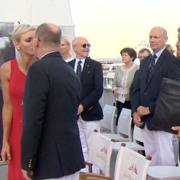 Le prince Albert II de Monaco et la princesse Charlene échangent un fugace baiser le 27 juillet 2017 au port Hercule lors des cérémonies précédant le départ du M/V Yersin, un fantastique bateau d'exploration scientifique au service des Explorations de Monaco, initiative du souverain pour la connaissance et la protection des mers et des océans. © Capture d'écran de la vidéo réalisée par Les Explorations de Monaco.