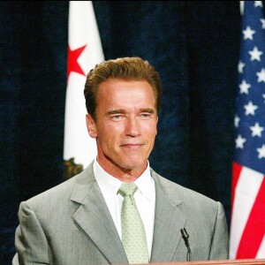 Arnold Schwarzenegger en conférence de presse après son élection en Californie en 2003