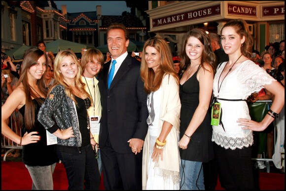 Arnold Schwarzenegger, Maria Shriver et leurs enfants à l'avant-première du film "Pirates des Caraïbes : Le Secret du coffre maudit" à Disneyland, à Anaheim, en 2006